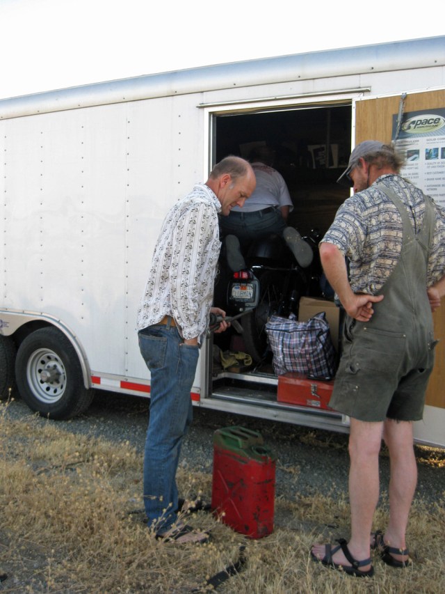 Jeff-Ward-and-Jeff-Scott-ponder-the-fuel-tank Jeff Ward and Jeff Scott and the all important Fuel